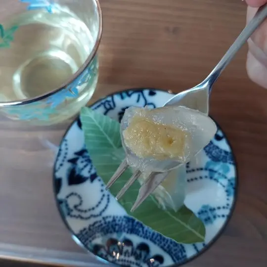 Ich hatte gerade ständig die japanische Sommer-Süßigkeit (gestern in Nagano gekauft, als お土産(みやげ) omiyage, Mitbringsel) vor mir. (Habe ein paar Fotos und Videos von den Büchern gemacht).