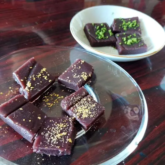 Hier ist ein schneller Snack, den ich gerade zubereitet habe. Einfach das Koshian in den Kühlschrank geben, in mundgerechte Stücke schneiden und dann eventuell noch etwas drüber streuen. Fertig. Mit gekühltem grünen Tee (vor allem im Sommer) genießen.