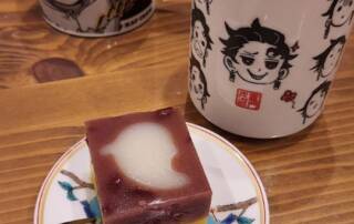 Manuela sendet leckere Grüße aus Japan mit einer Demon Slayer und einer One Piece Tasse und Reiskuchen.