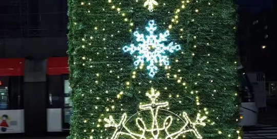 Kaum ist Halloween vorbei, wird auch in Japan die Weihnachtsdeko hervorgeholt. Das hier ist die Deko 飾(かざ)り kazari im Eingangsbereich des Seibu Departmentstore 西武デパート in der Innenstadt von Fukui 福井 (die Stadt, in der ich mit meiner Familie wohne).