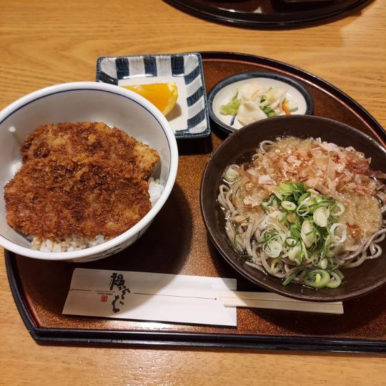 Kürzlich kam mich einer meiner Kursteilnehmer hier in Fukui besuchen. Fukui ist eine schöne Präfektur mit super Essen, viel zum Ansehen (Dinos, Schreine, Tempel, neu aufgebaute Stadt aus dem Mittelalter, schöner Garten mit Adeligen-Residenz, interessanen Museen...) und wenig Touristen. Wir sind auch seit März diesen Jahres mit Shinkansen zu erreichen. Wer also eine Alternative zu Kyoto sucht...