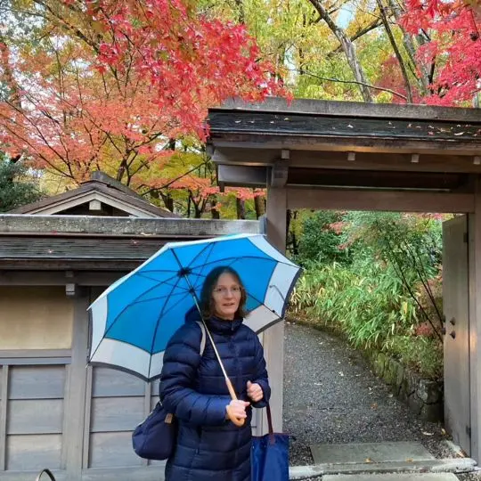 Kürzlich kam mich einer meiner Kursteilnehmer hier in Fukui besuchen. Fukui ist eine schöne Präfektur mit super Essen, viel zum Ansehen (Dinos, Schreine, Tempel, neu aufgebaute Stadt aus dem Mittelalter, schöner Garten mit Adeligen-Residenz, interessanen Museen...) und wenig Touristen. Wir sind auch seit März diesen Jahres mit Shinkansen zu erreichen.
Wer also eine Alternative zu Kyoto sucht...