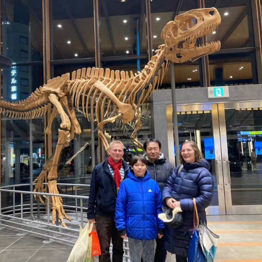 Kürzlich kam mich einer meiner Kursteilnehmer hier in Fukui besuchen. Fukui ist eine schöne Präfektur mit super Essen, viel zum Ansehen (Dinos, Schreine, Tempel,  neu aufgebaute Stadt aus dem Mittelalter, schöner Garten mit Adeligen-Residenz, interessanen Museen...) und wenig Touristen. Wir sind auch seit März diesen Jahres mit Shinkansen zu erreichen. 
Wer also eine Alternative zu Kyoto sucht...