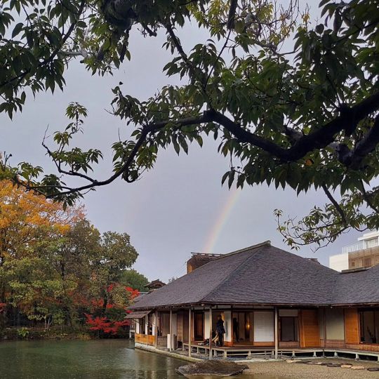 Kürzlich kam mich einer meiner Kursteilnehmer hier in Fukui besuchen. Fukui ist eine schöne Präfektur mit super Essen, viel zum Ansehen (Dinos, Schreine, Tempel,  neu aufgebaute Stadt aus dem Mittelalter, schöner Garten mit Adeligen-Residenz, interessanen Museen...) und wenig Touristen. Wir sind auch seit März diesen Jahres mit Shinkansen zu erreichen. 
Wer also eine Alternative zu Kyoto sucht...