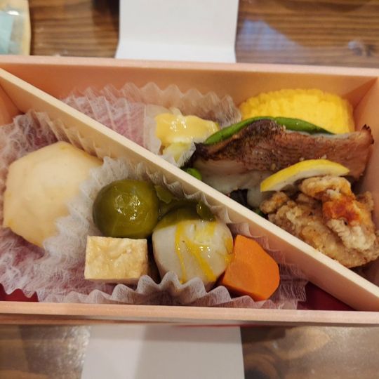 Das heutige Bento ist ein besonderes Bento. Es heißt 朔(ついたち tsuitachi) und bedeutet "der erste Tag im Monat. Eigentlich schreibt man es mit dem Kanji für 1 und Tag 一日.