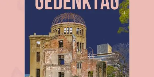 In Japan gilt der 6. August als Gedenktag der Atombombenabwürfe, die im Zuge des 2. Weltkrieges beziehungsweise des Pazifikkrieges 太平洋戦争 たいへいようせんそう(taiheiyou sensou) stattgefunden haben.