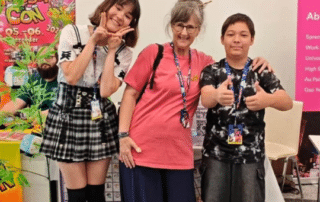 Ich bin derzeit wieder in Wien und direkt vor Ort mit dabei bei der Aninite, einer Anime / Manga-Konvention. Ich biete auch ein paar japanische Sprachworkshops/ Vorträge an und verkaufe meine Bücher.