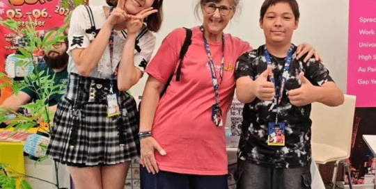 Ich bin derzeit wieder in Wien und direkt vor Ort mit dabei bei der Aninite, einer Anime / Manga-Konvention. Ich biete auch ein paar japanische Sprachworkshops/ Vorträge an und verkaufe meine Bücher.