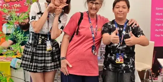 Ich bin derzeit wieder in Wien und direkt vor Ort mit dabei bei der Aninite, einer Anime / Manga-Konvention. Ich biete auch ein paar japanische Sprachworkshops/ Vorträge an und verkaufe meine Bücher.